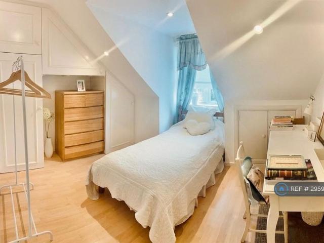 Room for rent in London Borough of Merton, Merton Park