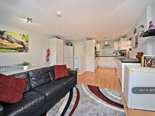 Room for rent in Row Town, Surrey