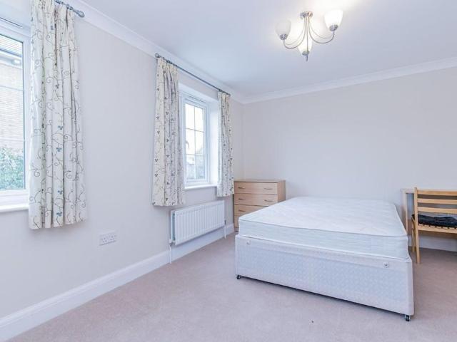 Room for rent in Cowley Marsh, The Slade