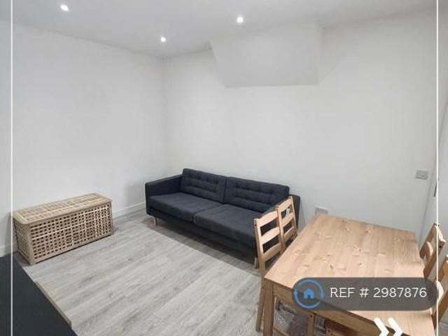 Room for rent in Hyde Park, West Yorkshire