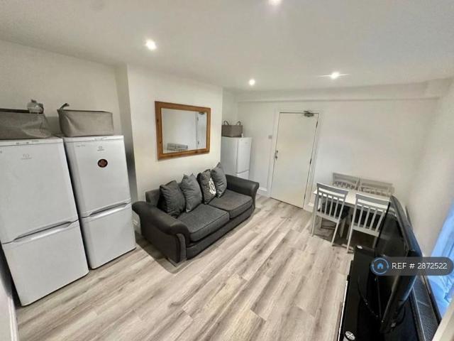 Room for rent in Lipson, Mount Wise