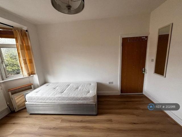 Room for rent in London Borough of Merton, Greater London