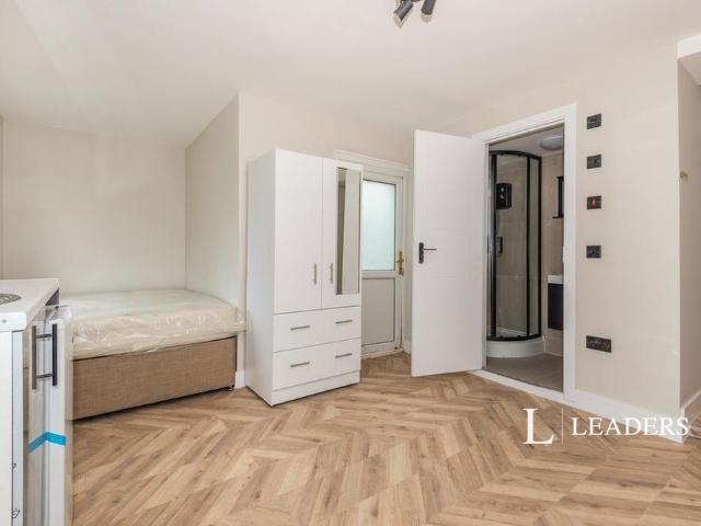 Room for rent in Red Hill, Surrey