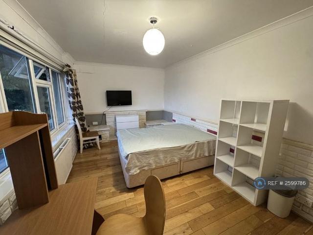 Room for rent in Carshalton Beeches, Isle Of Man