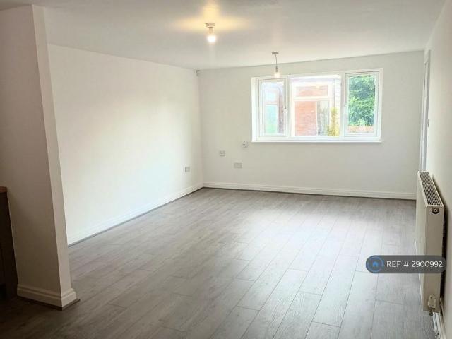 Room for rent in Buckley, Burnedge