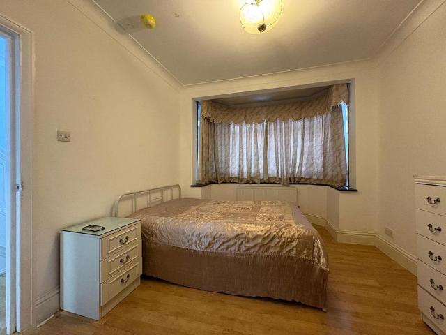 Room for rent in Gould's Green, Greater London