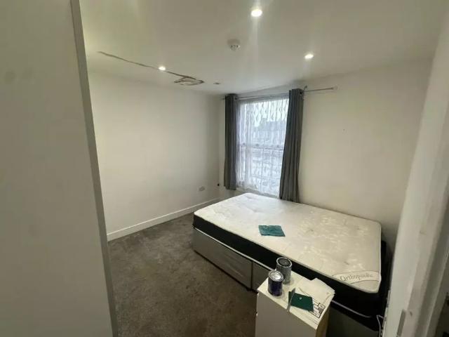 Room for rent in Loxford, Seven Kings