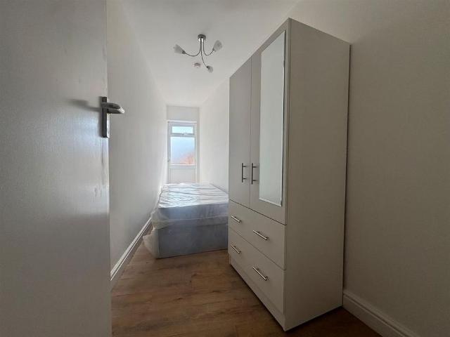 Room for rent in London Borough of Ealing, Perivale