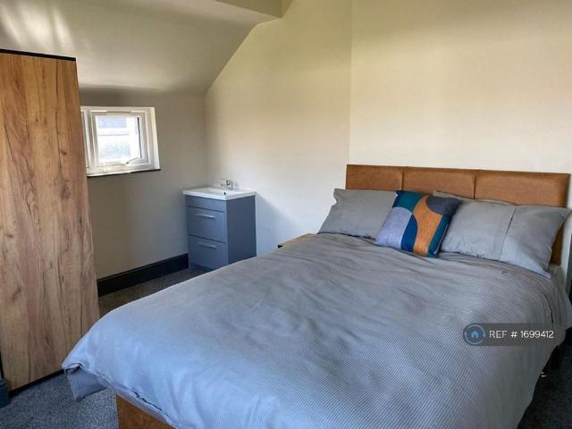 Room for rent in West Exe, Newton St Cyres
