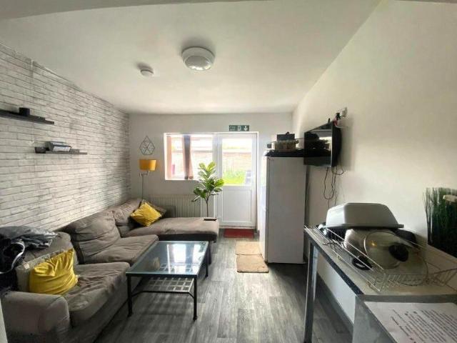 Room for rent in Dixons Green, West Midlands