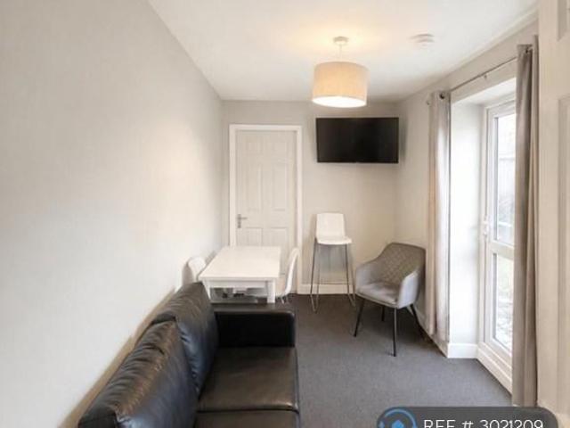 Room for rent in High Field, York
