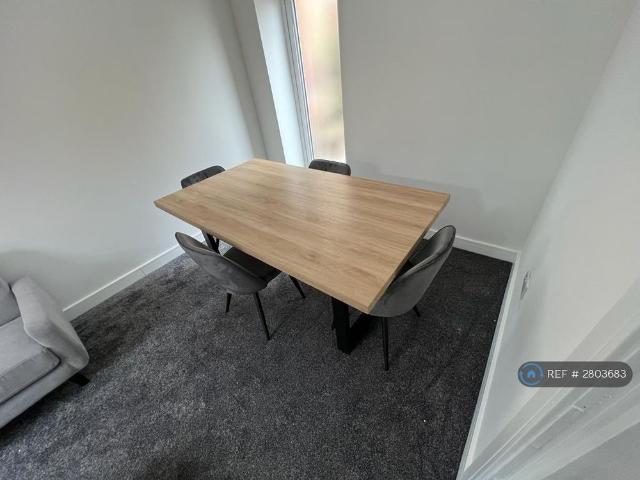 Room for rent in Guide Bridge, Greenheys