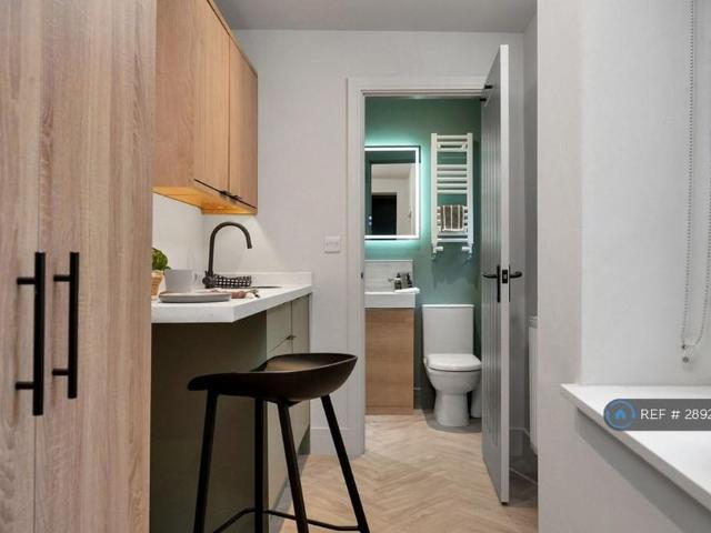 Studio for rent in Caldermill, East Midlands