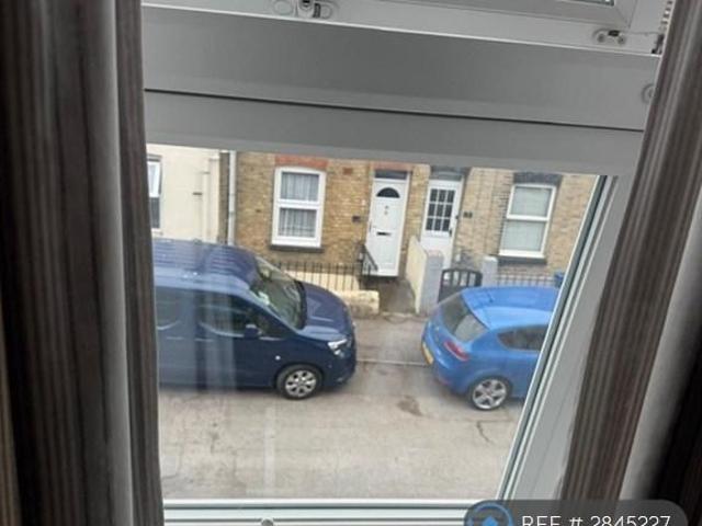 Room for rent in Clarendon, Ash