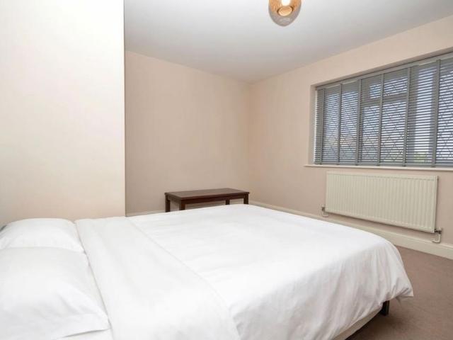 Room for rent in Fairlop, Greater London
