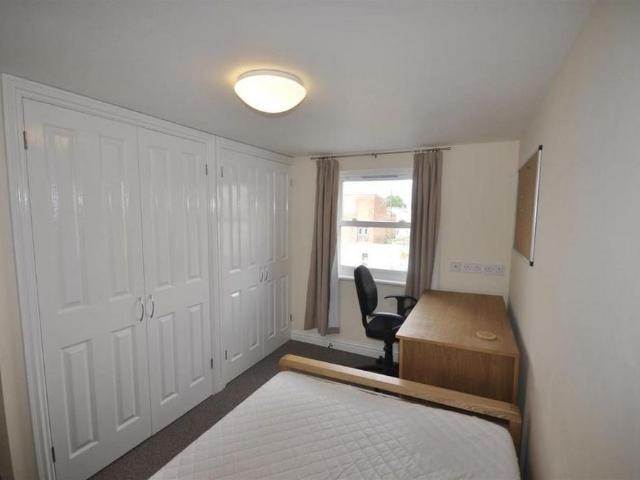 Room for rent in Ewens Farm, Golden Valley
