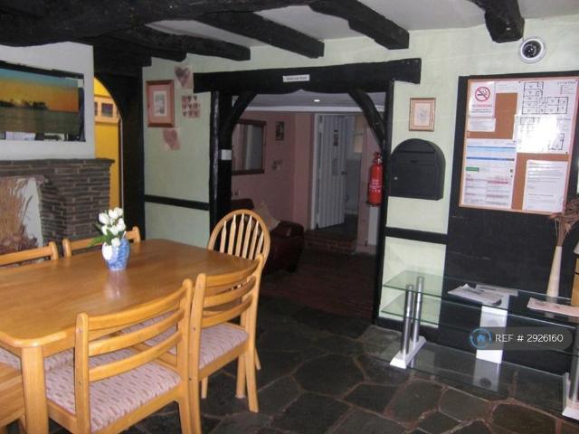 Room for rent in Heol-las, Surrey