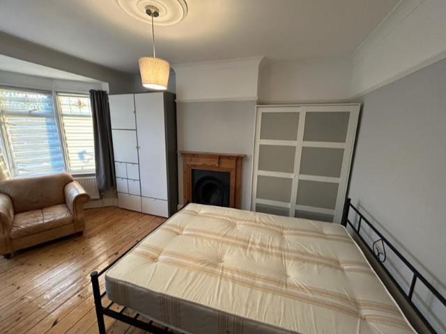 Room for rent in Winchmore Hill, Edmonton