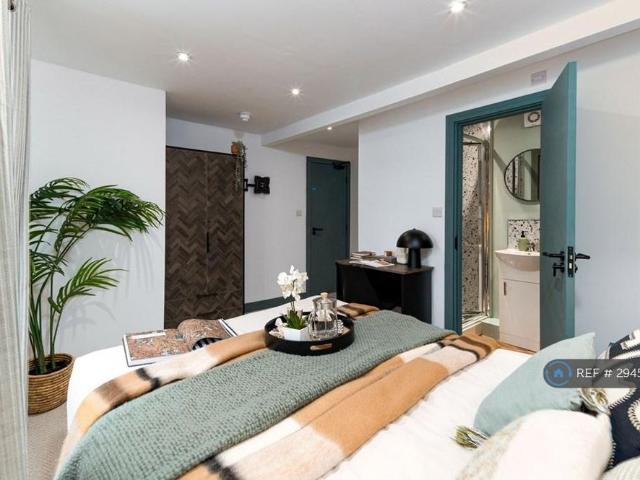 Room for rent in Godley, Greenheys