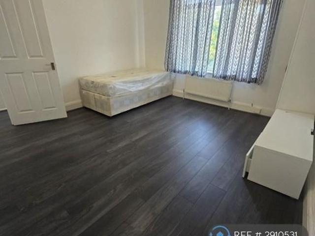 Room for rent in Chingford Mount, Highams Park