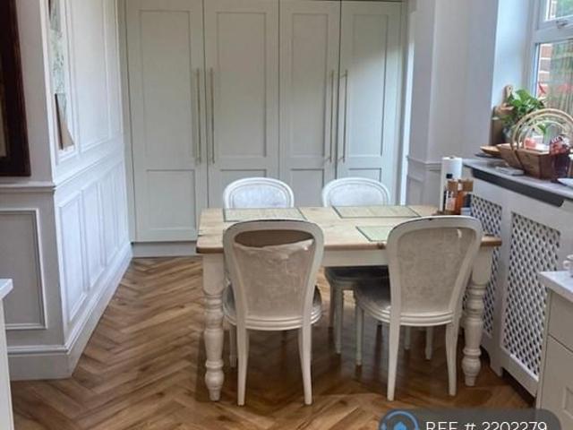 Room for rent in Little Stanmore, Greater London