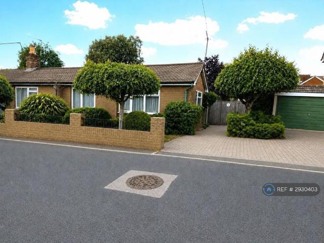 Room for rent in Row Town, Surrey