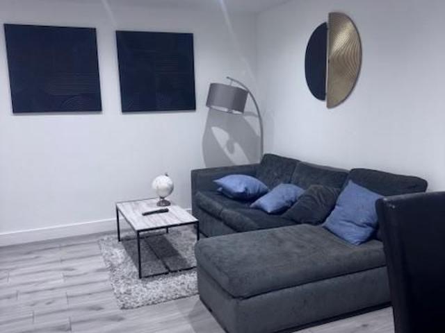 Room for rent in Heol-las, Surrey