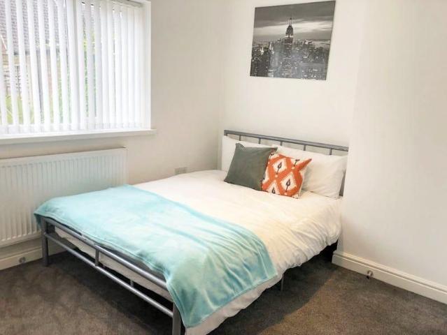 Room for rent in Dixons Green, West Midlands
