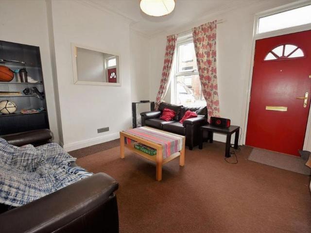 Room for rent in Hyde Park, West Yorkshire