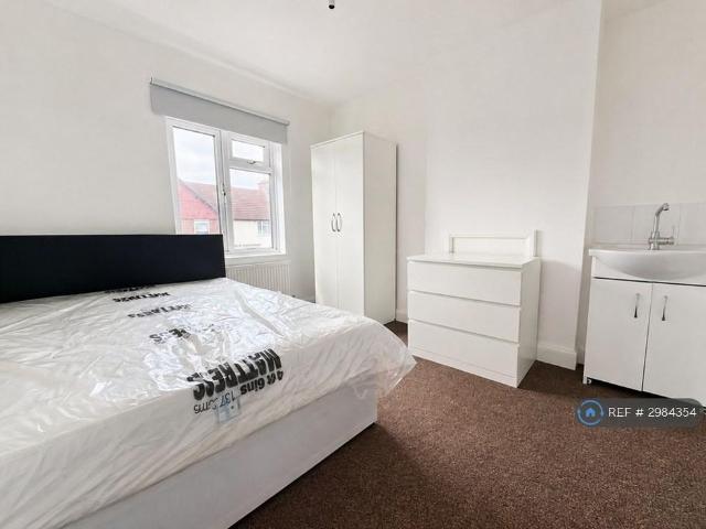 Room for rent in London Borough of Merton, Mitcham