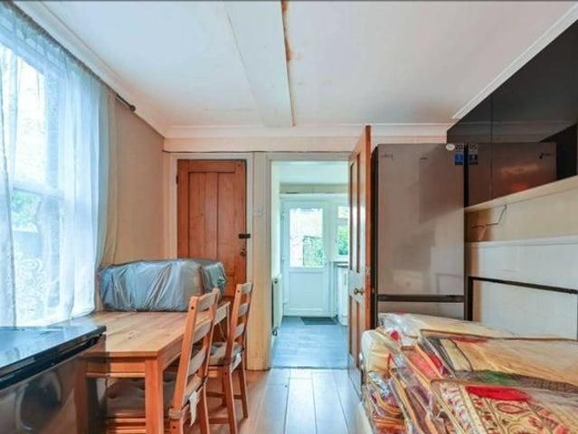 Room for rent in Tolworth, Greater London
