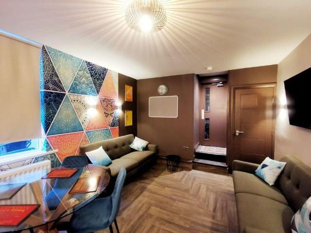 Room for rent in Falcon Lodge, Wales