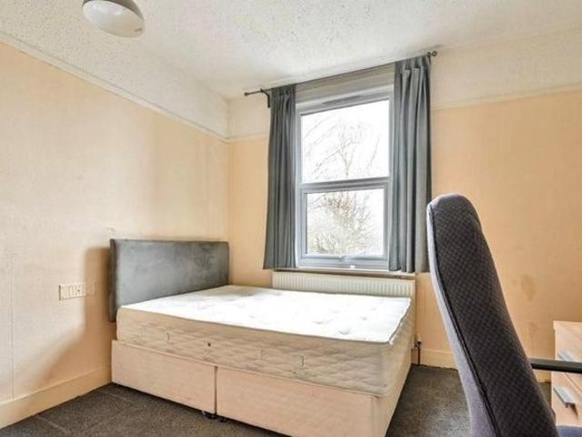 Room for rent in Tolworth, Greater London