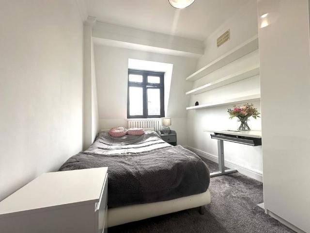 Room for rent in Gidea Park, Greater London