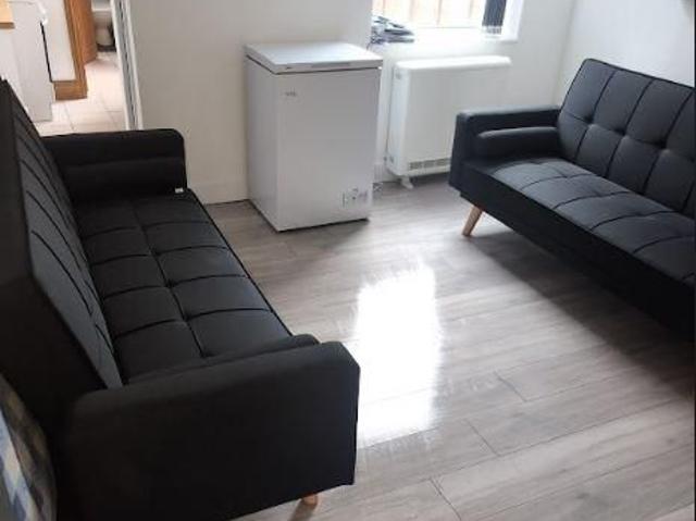 Room for rent in Goldthorn Hill, West Midlands
