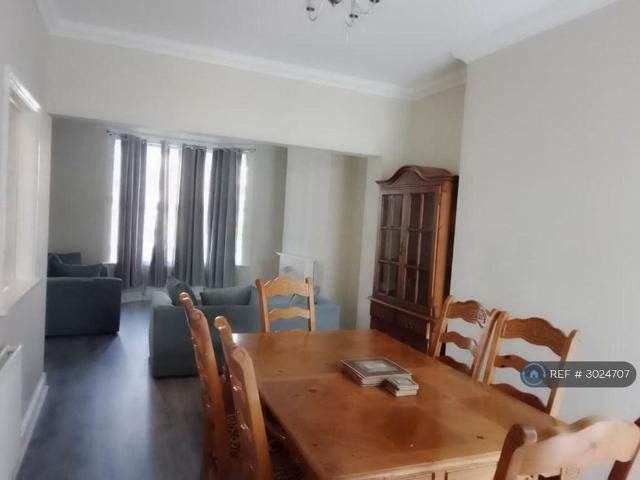Room for rent in River, Ash