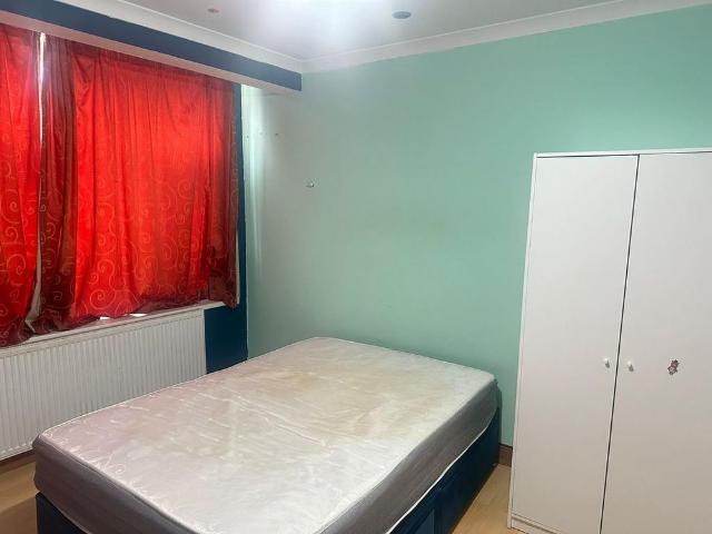 Room for rent in London Borough of Ealing, Greater London