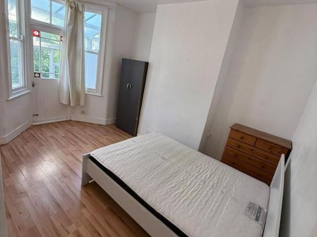 Room for rent in Gants Hill, Greater London