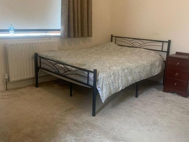 Room for rent in Newbury Park, Greater London