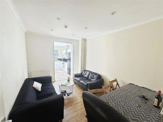 Room for rent in Row Town, Surrey