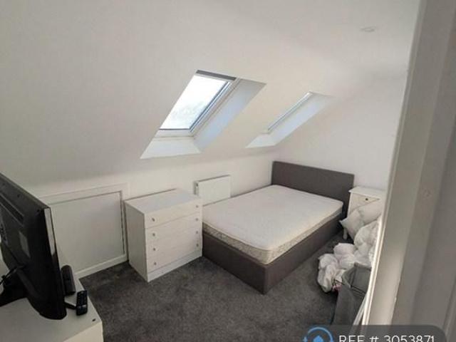 Room for rent in Meath Green, Reigate and Banstead