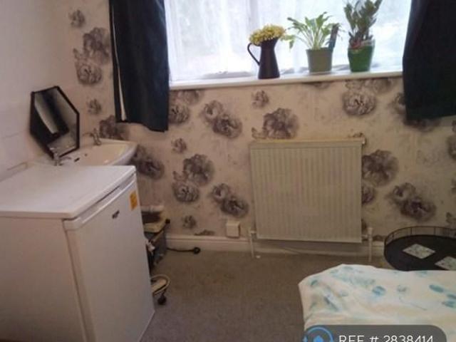 Room for rent in Eightlands, Dewsbury