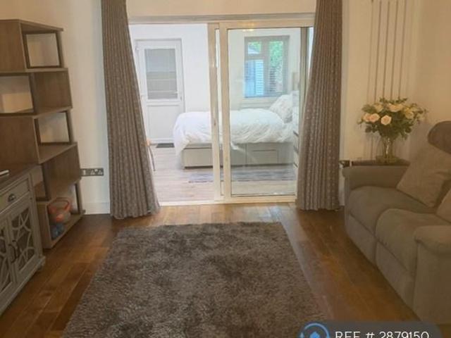 Room for rent in Stone, Monks Orchard