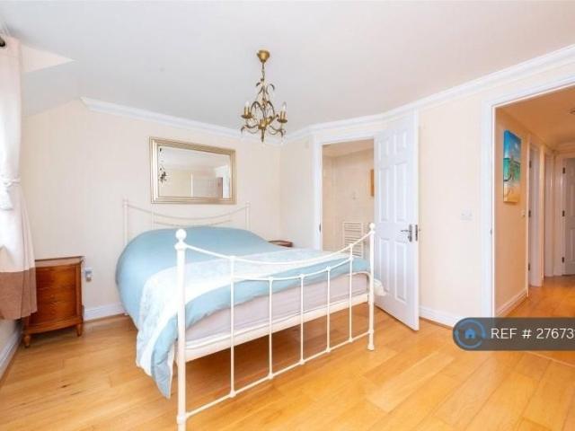 Room for rent in Westborough, Surrey