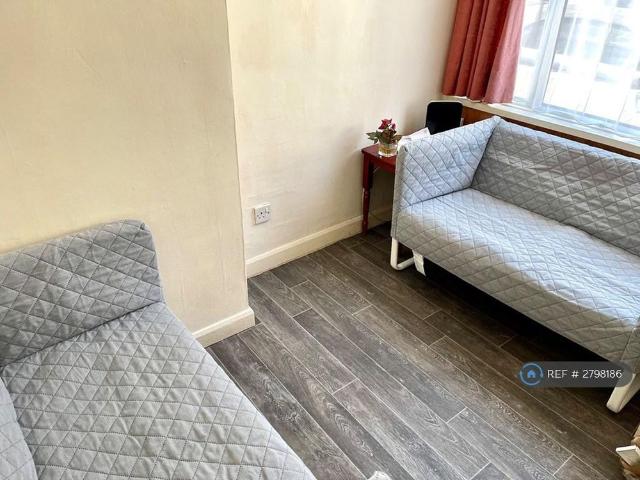 Room for rent in Dixons Green, West Midlands