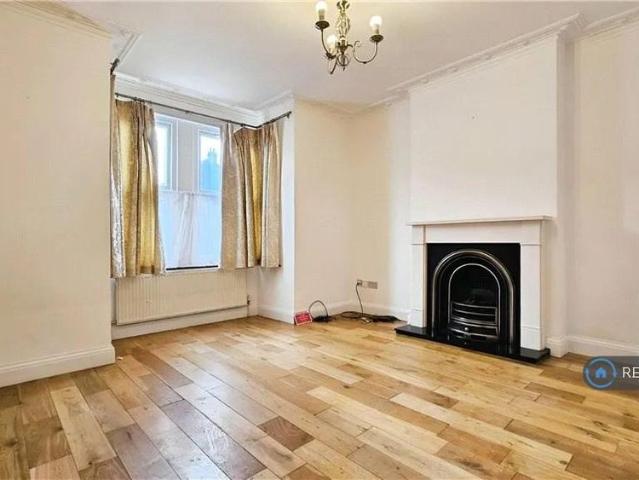 Room for rent in Birch Green, Lower Halliford