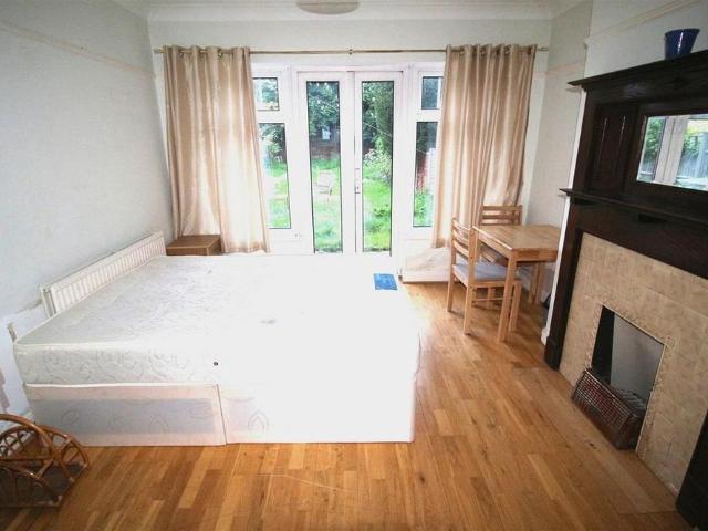 Room for rent in Kenton, Greater London