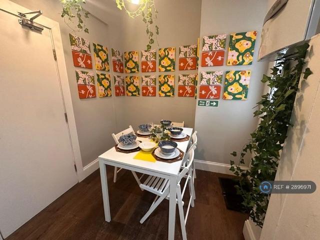 Room for rent in Greenhill, Greater London