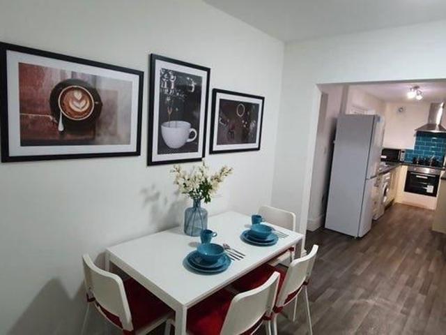 Room for rent in Lower Place, Burnedge