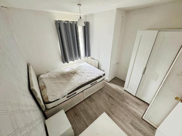 Room for rent in Egham Wick, Row Town